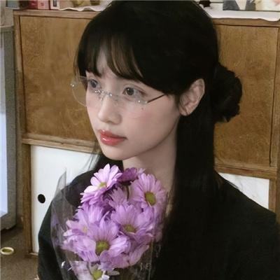 云雾笼罩的山峰
